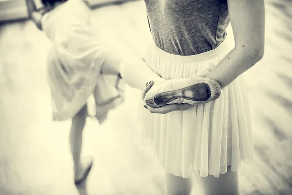 Bailarines de ballet haciendo ejercicios de estiramiento —  Fotos de Stock