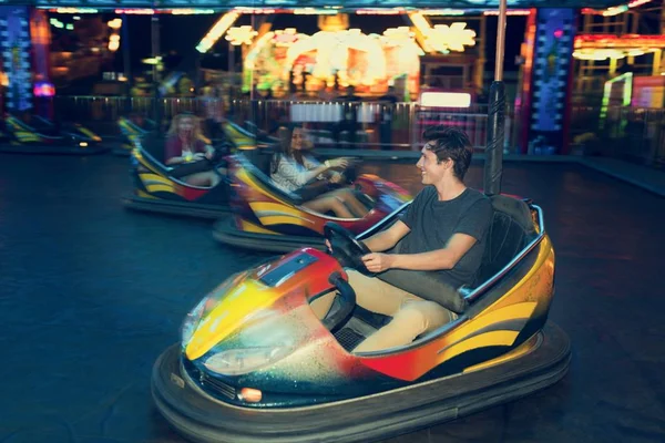 Çarpışan Araba sürme arkadaşlar