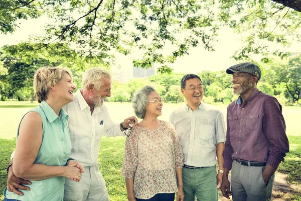 Gli amici anziani si divertono al parco — Foto Stock