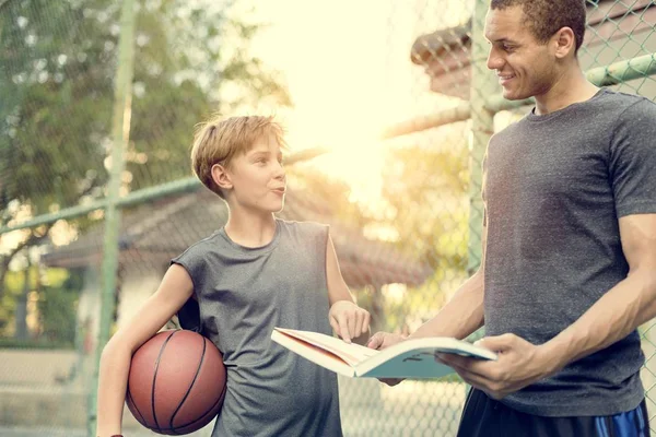 Mannen och pojken att lära sig att spela basket — Stockfoto