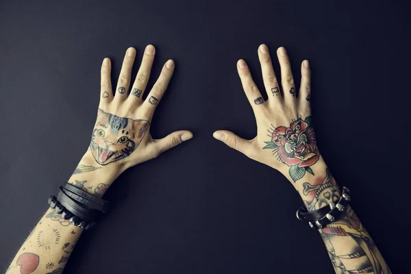 Le mani della donna nei tatuaggi — Foto Stock
