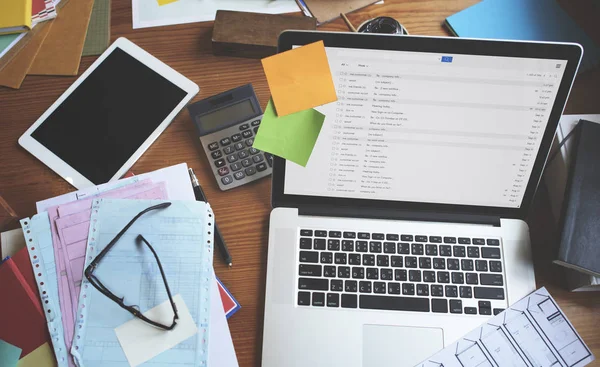 Laptop på träbord i office — Stockfoto