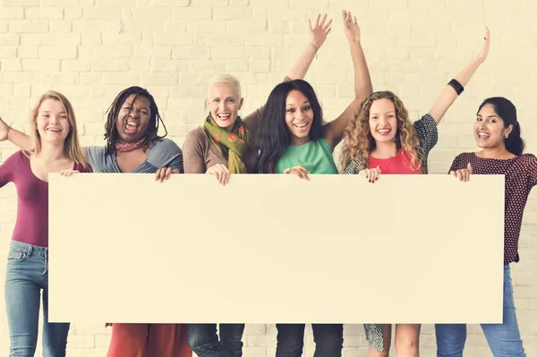 Diversidad mujeres sostiene pancarta — Foto de Stock