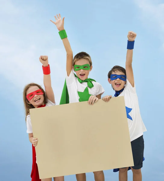Kinder in Kostümen Superhelden — Stockfoto