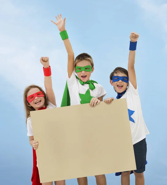 Kinderen in kostuums superhelden — Stockfoto