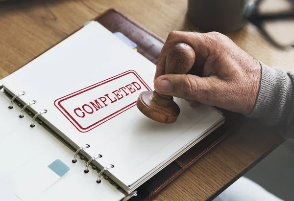 Mann setzt Stempel auf Papier-Notizbuch — Stockfoto