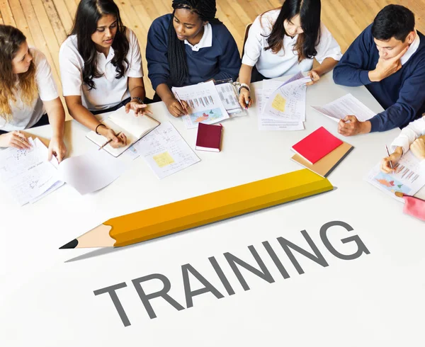 Diversiteit groep studenten studeren — Stockfoto