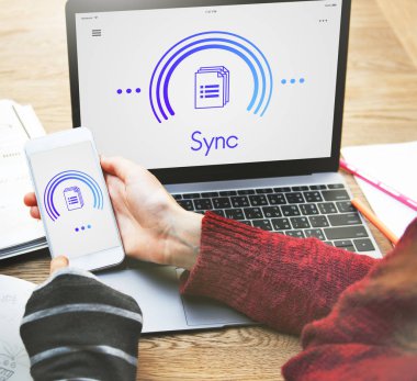 Genç kız dijital aygıt kullanma