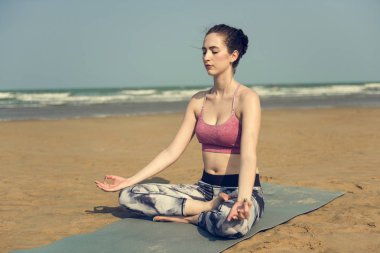 Yoga, meditasyon yapıyor kadın