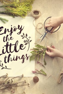 Kadın Eller makas ile kesme