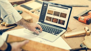 Dizüstü bilgisayar atölye Studio'yu kullanarak ustası
