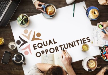 insanlar masada oturup kahve ile