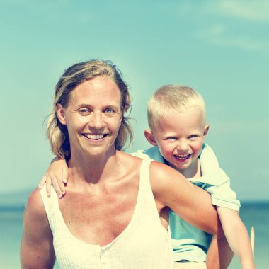 Anne ve oğlu plajda eğlenmek