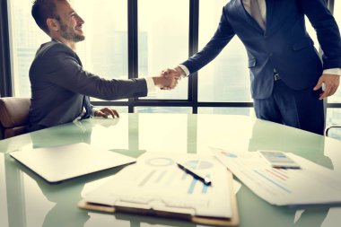 İş adamları iş tartışıyor