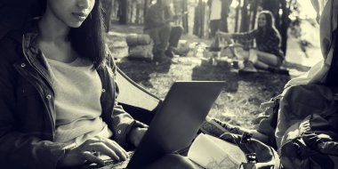 dizüstü bilgisayar kullanan kız