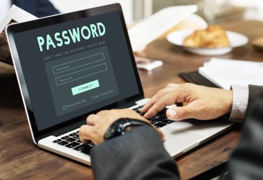 Dizüstü bilgisayar kullanan iş adamı