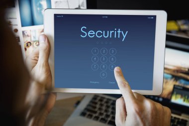 Dijital tablet kullanan adam  