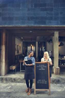 Barista kadın kahve dükkanında