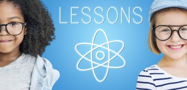 Gülümseyen güzel kızlar