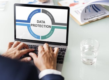 tipik dizüstü klavye üzerinde işadamı