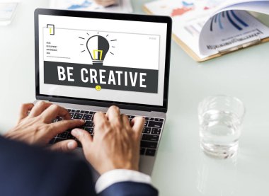 tipik dizüstü klavye üzerinde işadamı