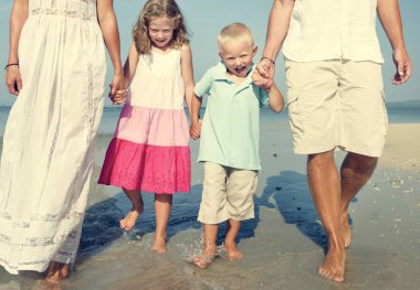 Aile sahilde eğleniyor.