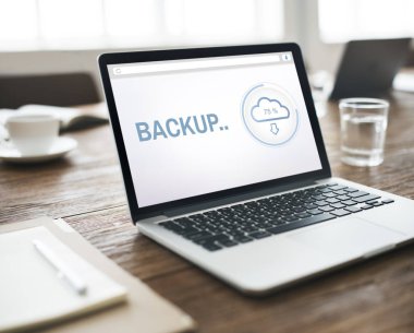çalışma alanı tablo üstünde laptop