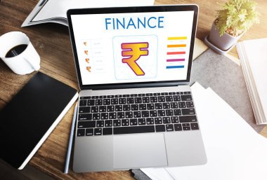 ekranda metin olan dizüstü bilgisayar