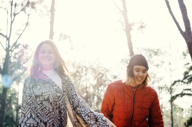 Çift ellerimi ormanda