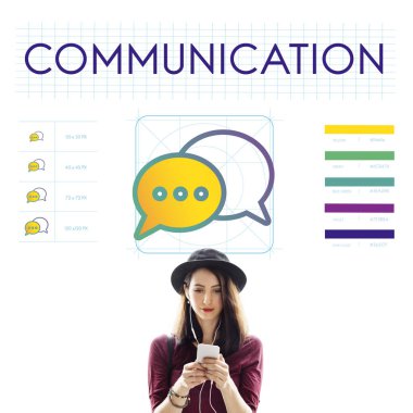 Dijital aygıt kullanan genç kadın