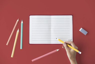 Günlüğe notlar yazan kadın