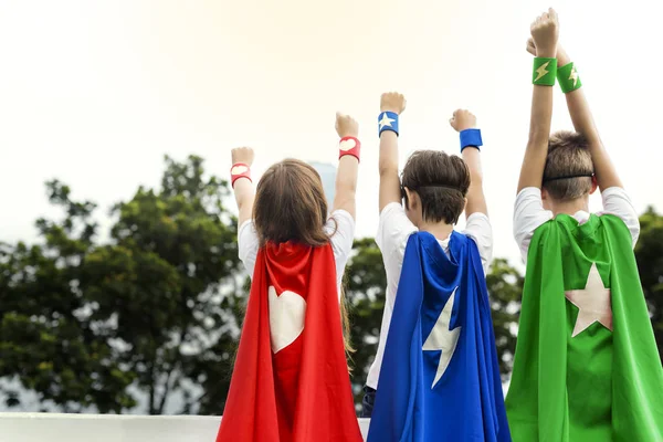 Anak-anak berkostum pahlawan super — Stok Foto