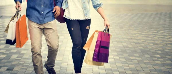 Casal de clientes durando compras — Fotografia de Stock