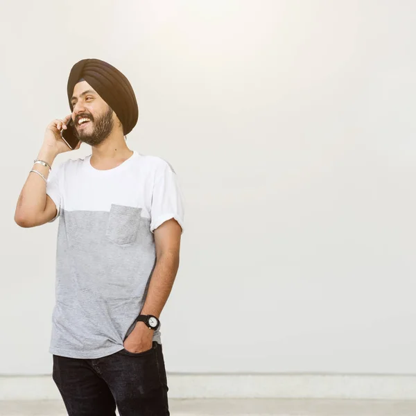 Indischer Mann telefoniert — Stockfoto