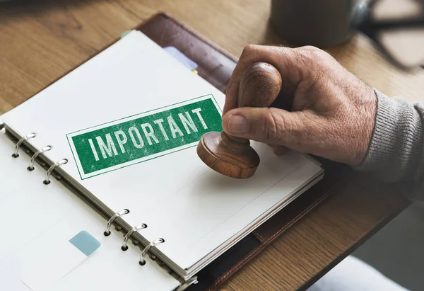 Mann setzt Stempel auf Papier-Notizbuch — Stockfoto