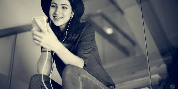 Mujer escuchando música —  Fotos de Stock