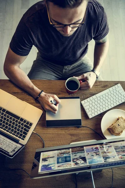 Mann arbeitet am Computer — Stockfoto