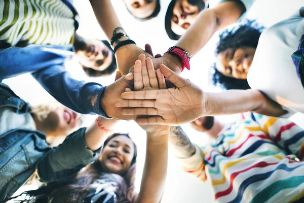 Studententeam am Kreis — Stockfoto