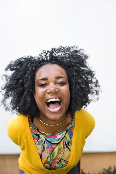 Africana adolescente chica sonriendo —  Fotos de Stock