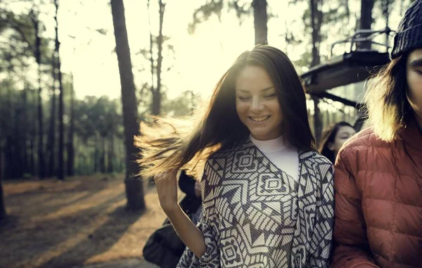 Pareja joven viajando —  Fotos de Stock