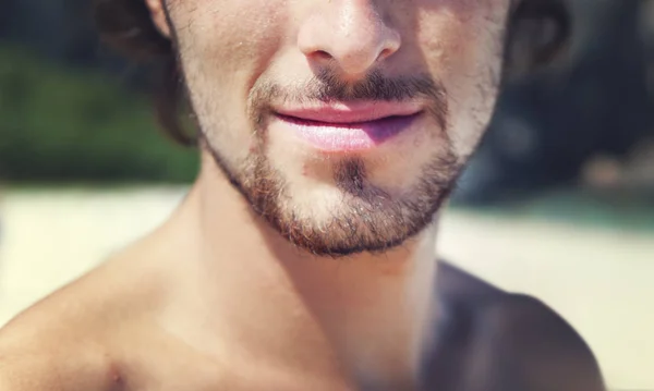 Hombre guapo en la playa — Foto de Stock