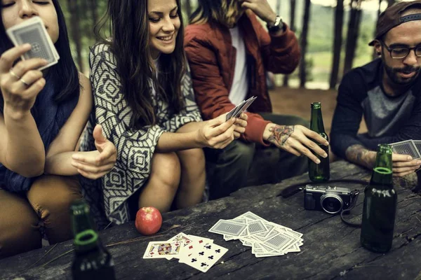 Freunde beim Kartenspielen im Zelten — Stockfoto