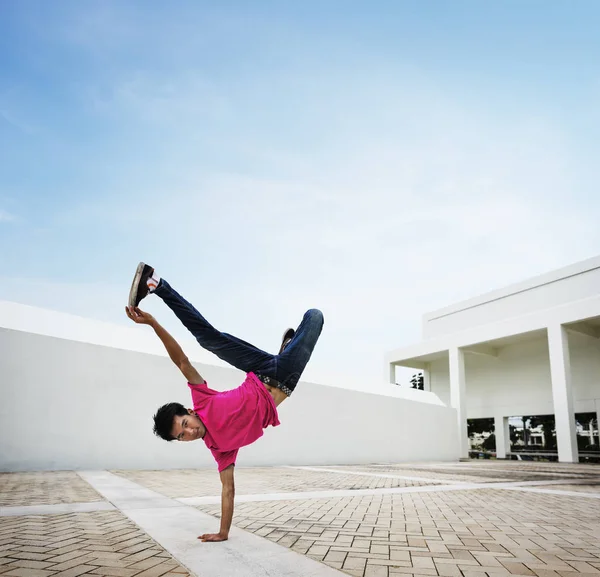 Guy bailando breakdance —  Fotos de Stock