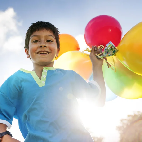 Хлопчик грає з повітряними кулями — стокове фото