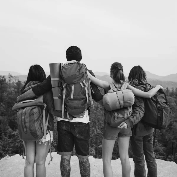 Mladí přátelé, cestování — Stock fotografie