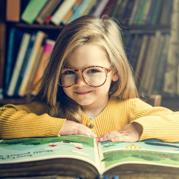 Adorável livro de leitura menina — Fotografia de Stock