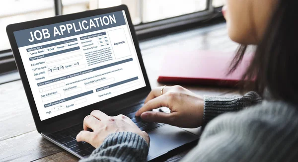 Oung woman using laptop — Stock Photo, Image