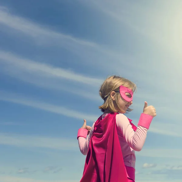 Pequena menina super-herói — Fotografia de Stock