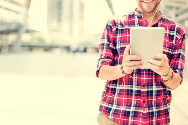 Junger Mann nutzt digitales Tablet — Stockfoto