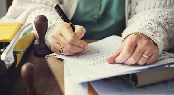 Vrouw schrijven op papier — Stockfoto